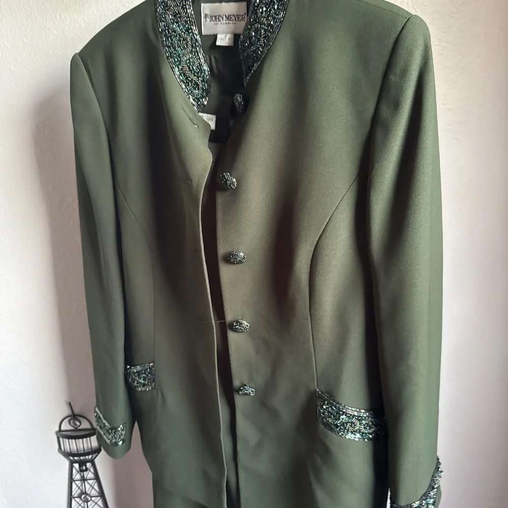 John Meyer Of Norwich Elegant Set of 2Pc Beaded Jacked Skirt Suit Sz 8